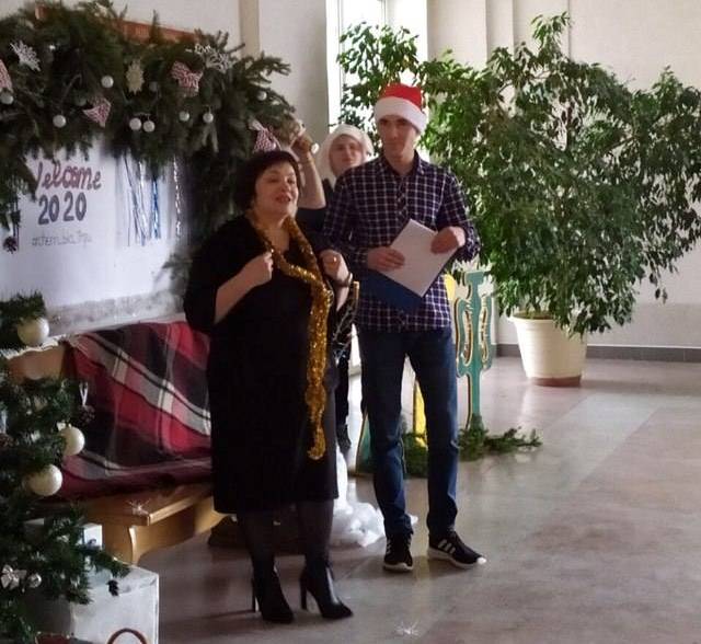 Декан факультету Дробик Н. М. вітає усіх з прийдешніми святами